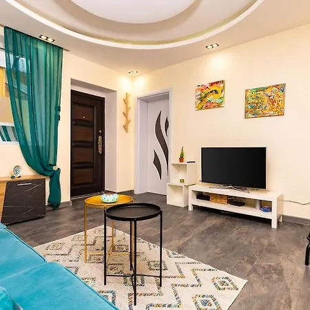Apartman Modern 1br With Private Garden Center