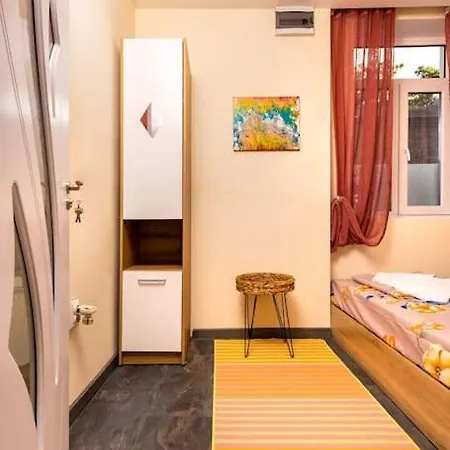 Modern 1br With Private Garden Center Apartman