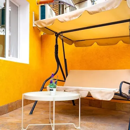 Modern 1br With Private Garden Center Apartman
