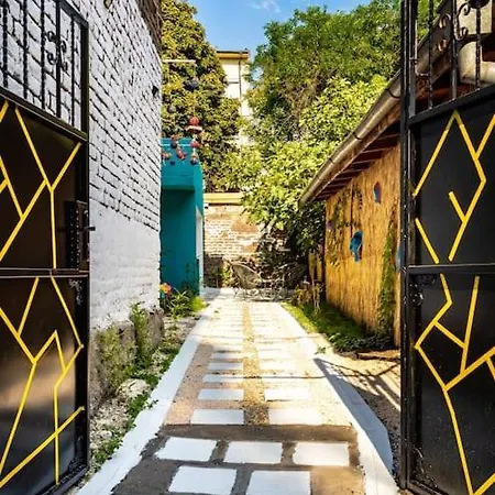 Modern 1br With Private Garden Center Apartman