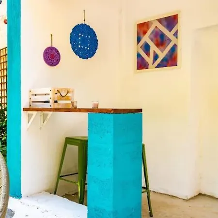 Modern 1br With Private Garden Center アパート
