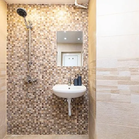 Modern 1br With Private Garden Center *