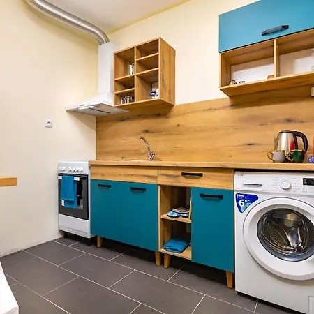 Modern 1br With Private Garden Center アパート