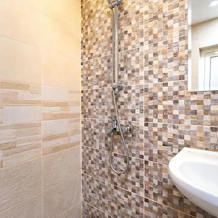 Modern 1br With Private Garden Center *